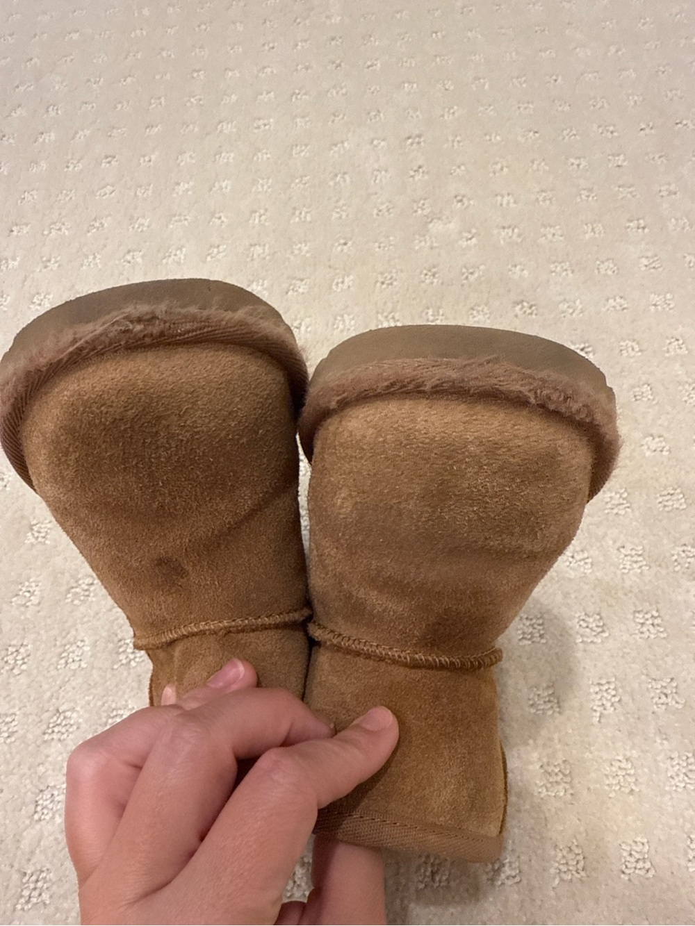 UGG Kids Classic Mini Bailey Button Chestnut Sheepskin Boots Size 9 - Picture 8 of 8